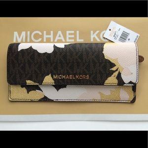 Michael Kors Travel Wallet NEW